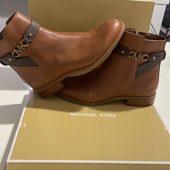 🎉MICHAEL Michael Kors Flat bootie 6🎉 - Picture 3 of 7